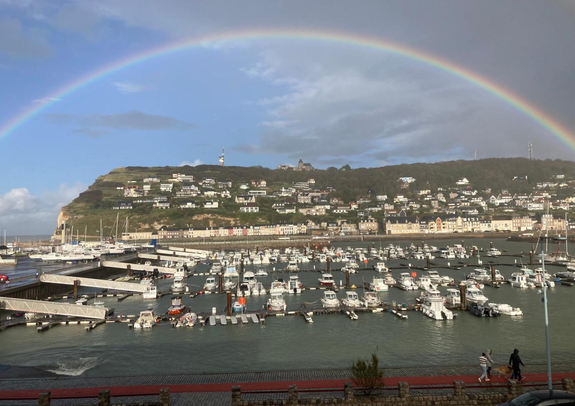 Avec Vue Sur Le Port Et Falaises Apartment