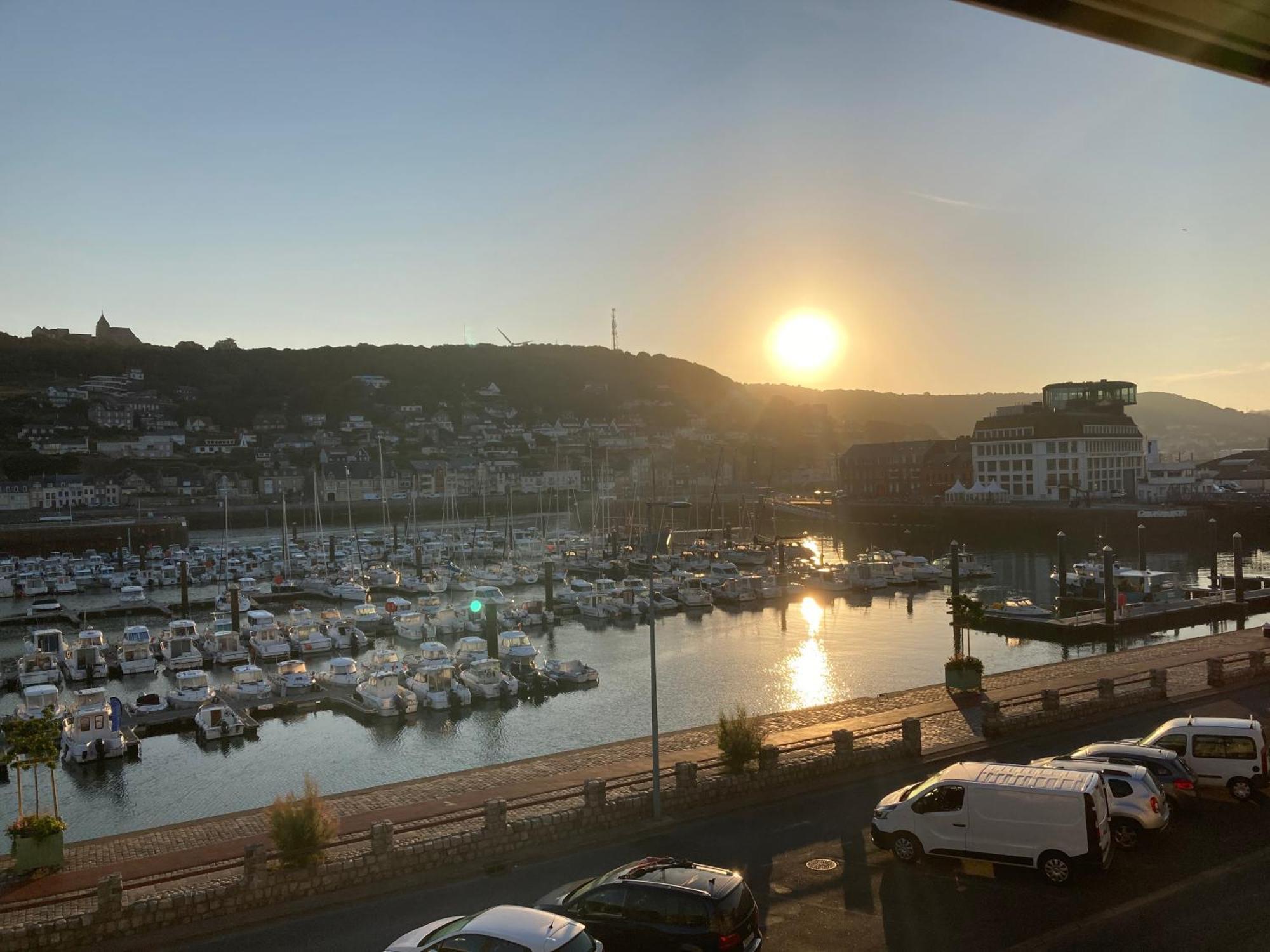 Avec Vue Sur Le Port Et Falaises * Fécamp