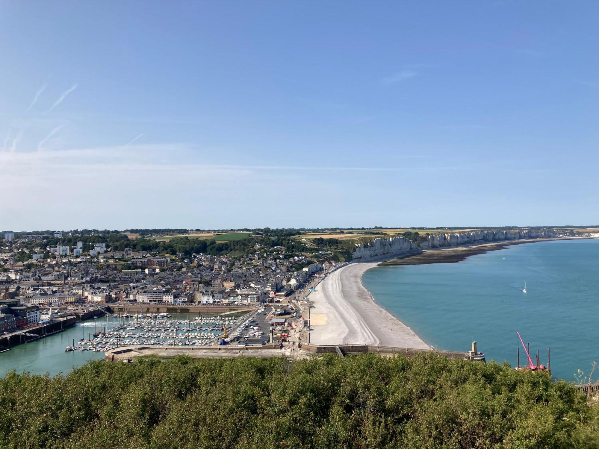 Avec Vue Sur Le Port Et Falaises